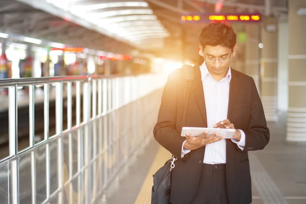 Uomo d'affari indiano utilizzando tablet — Foto Stock