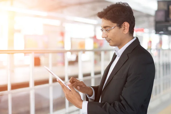 Uomo d'affari indiano utilizzando tablet — Foto Stock