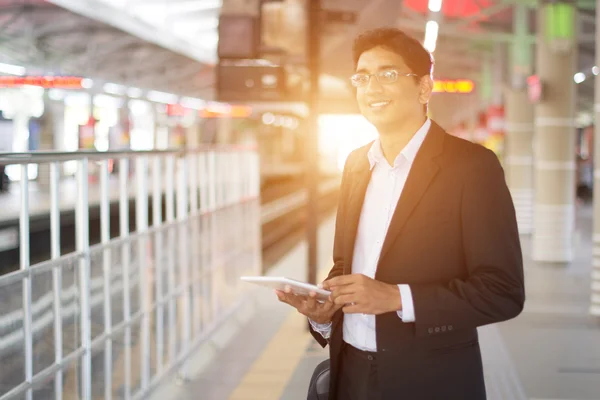 Uomo d'affari indiano utilizzando tablet — Foto Stock