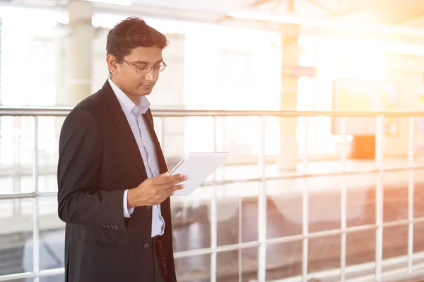 Indian business man using tablet — Stock Photo, Image