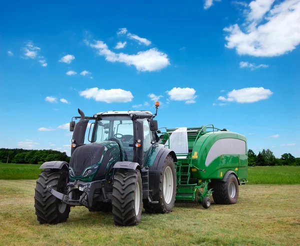 Tractor working on field — Stock Photo, Image