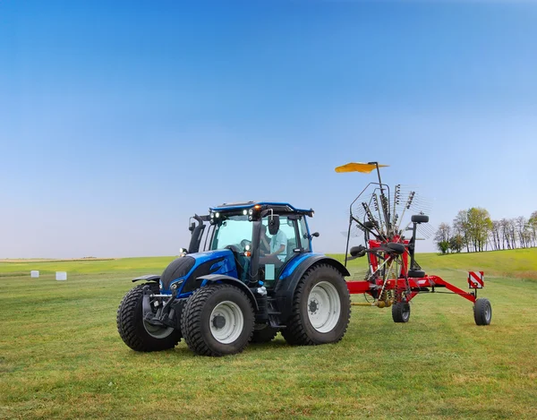 Alan üzerinde çalışan traktör