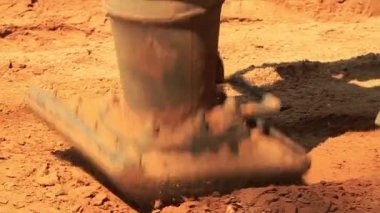 Titreşimli rammer eylem bir inşaat sitesinde.