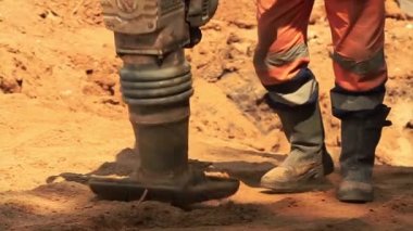 Titreşimli rammer eylem bir inşaat sitesinde.