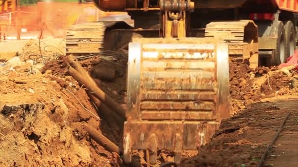 Excavadora amarilla en obra . — Vídeo de stock