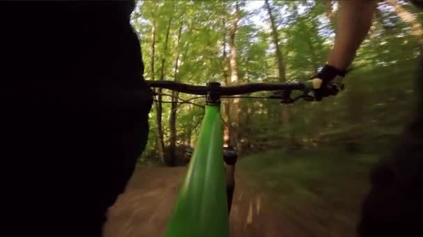 Ciclismo de montaña colina abajo. Vista desde el motorista . — Vídeo de stock