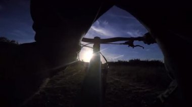 dağ bisikleti tepeden aşağı. Motorcu görüntülemek.