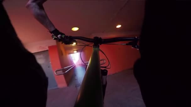 Equitazione Bike, punto di vista pov bike in città — Video Stock