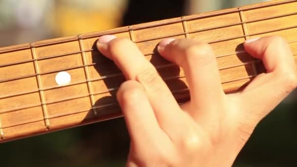 Розміщення гітари в сонячний ранок — стокове відео