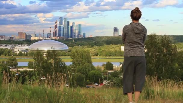 Profesionální šťastná žena chůze venku. — Stock video