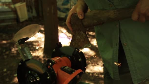 Ακόνισμα τσεκούρι χρησιμοποιώντας μια μηχανή λείανσης — Αρχείο Βίντεο