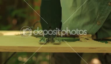 Elektrikli testere bir parça odun kesme