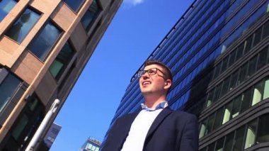 Şehir ortamında yakışıklı bir işadamının portresi