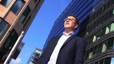 Şehir ortamında yakışıklı bir işadamının portresi