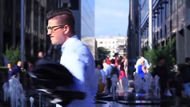 İşadamı şehirde çağdaş mutlu funky beyaz sokak dansçı serbest dans — Stok video