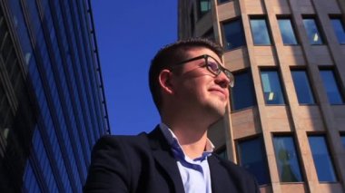 Şehir ortamında yakışıklı bir işadamının portresi