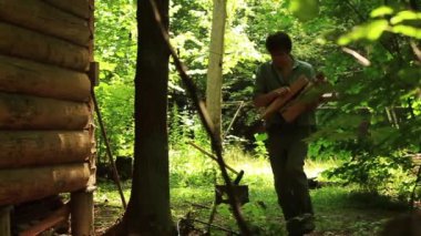 Adam bir balta ile ahşap Isıtma için pirzola