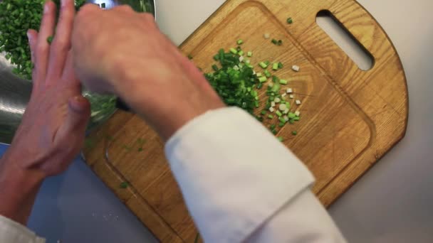 Мужские руки нарезают зеленый — стоковое видео