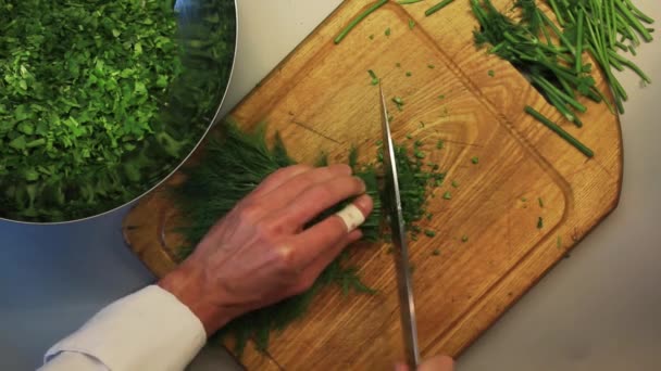 Male hands chopping green — Stock Video