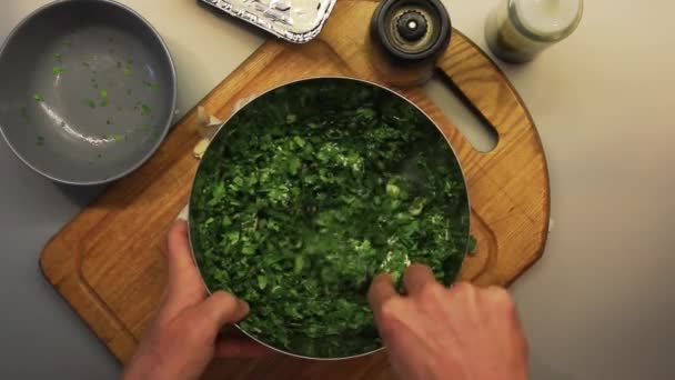 Męskich rąk mieszania posiekanego czosnku, Zieloni, pieprz i masło — Wideo stockowe