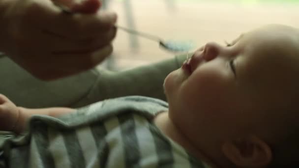 Ребенок ест с ложки — стоковое видео