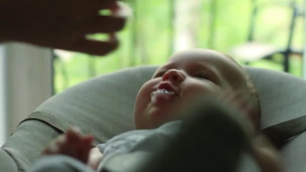 Bebé comiendo de una cuchara — Vídeo de stock