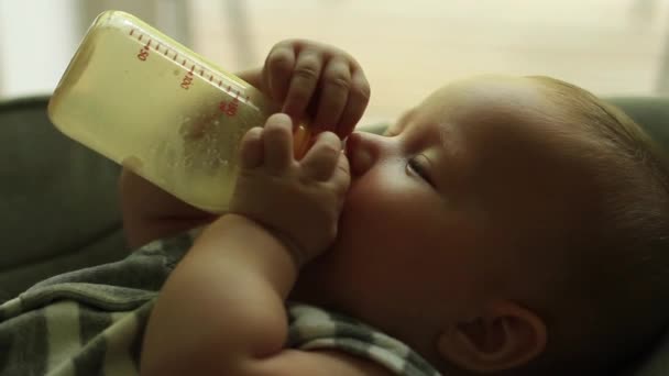 Bebé comiendo leche del biberón — Vídeos de Stock