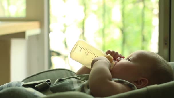 Bebé comiendo leche del biberón — Vídeos de Stock