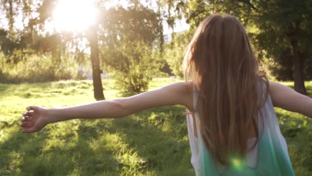 Mädchen läuft im Park — Stockvideo