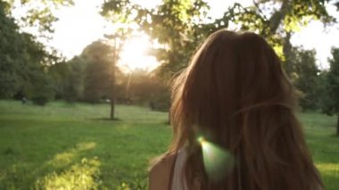 Parkta yürüyüş ve saç sallayarak kız