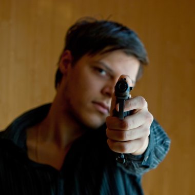 Silahlı adam bir silah kamera işaret