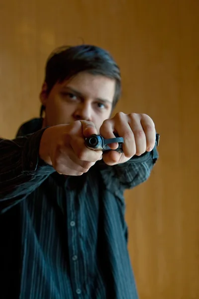 Homme armé pointant une arme à la caméra — Photo