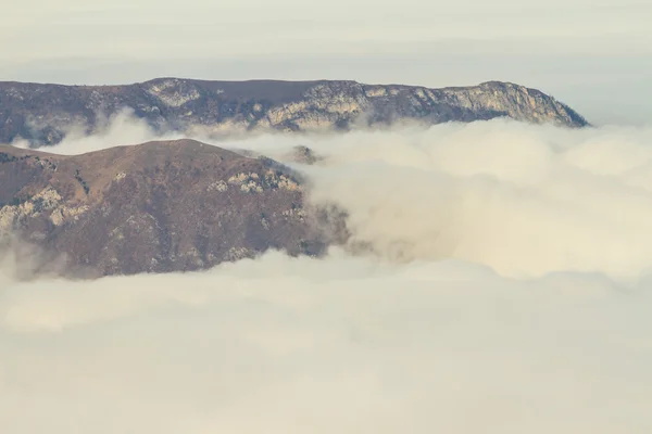 Горы в облаке — стоковое фото
