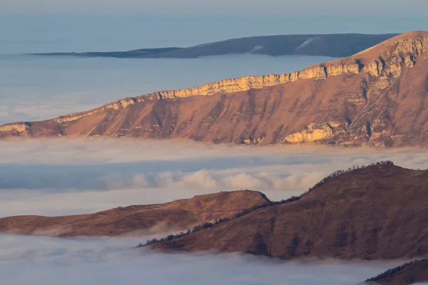 Dağlar içinde belgili tanımlık bulut — Stok fotoğraf