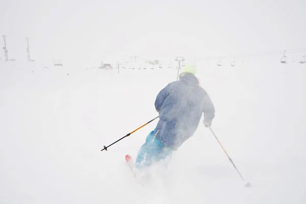 Giovane sciare nella tempesta di neve — Foto Stock