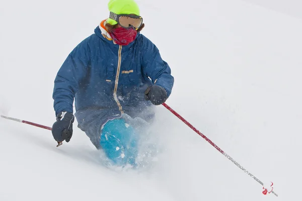 年轻人在暴风雪中滑雪 — 图库照片