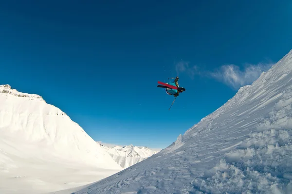 滑雪者在空中飞翔 — 图库照片