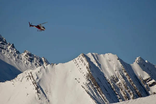 Helikopter in de bergen — Stockfoto