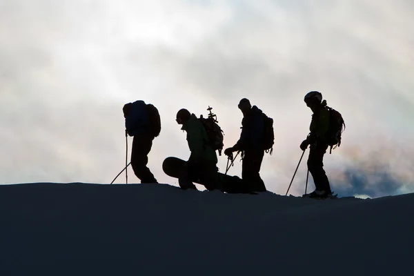 Siluetas en la cordillera — Foto de Stock