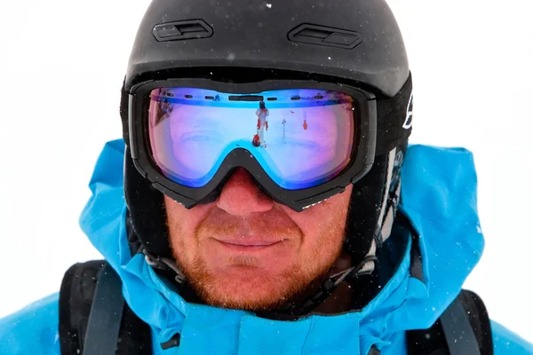 Porträtt av snowboardåkare utomhus — Stockfoto