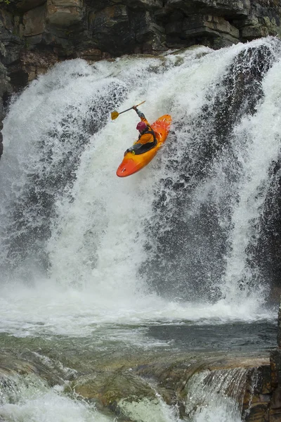 Kayaker in de waterval — Stockfoto