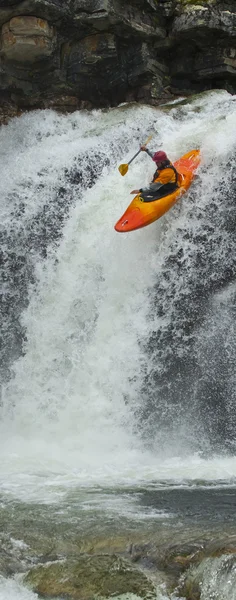 Kayaker in the waterfall — Stock Photo, Image