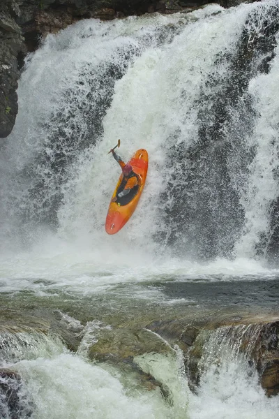 Kayaker nella cascata — Foto Stock