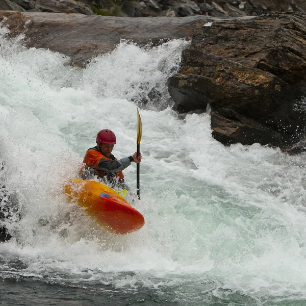 Kayaker w wodospad — Zdjęcie stockowe