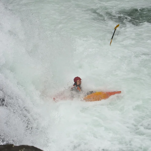 Kayaker in the waterfall — Stock Photo, Image