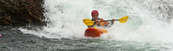 Kayaker en la cascada —  Fotos de Stock