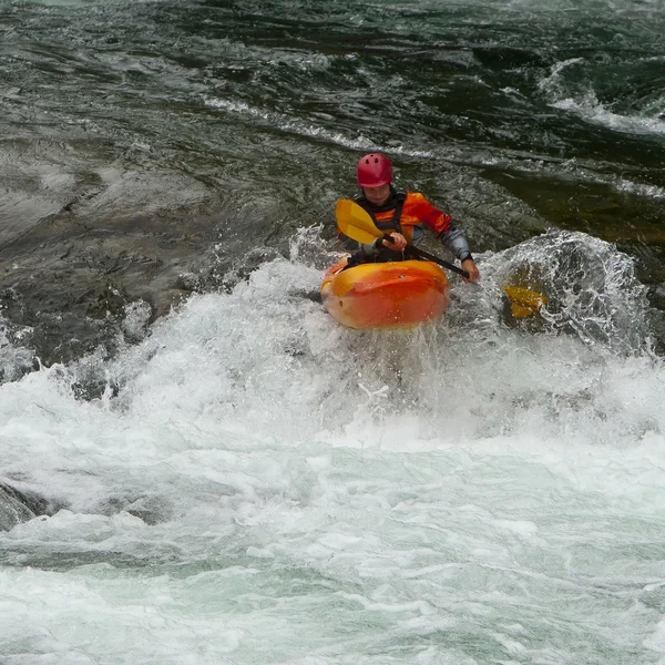 Kayaker na cachoeira — Fotografia de Stock