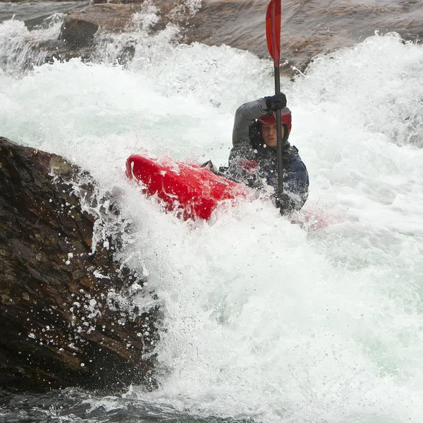 在瀑布的皮划艇运动员 — 图库照片