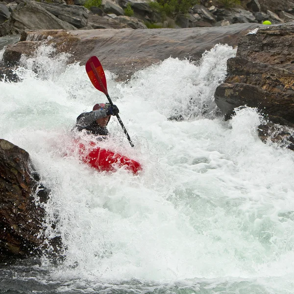 Kayaker in the waterfall — Stock Photo, Image