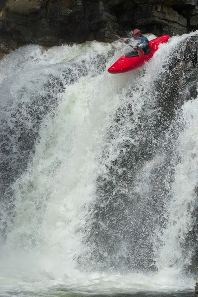 Kajakfahrer im Wasserfall — Stockfoto